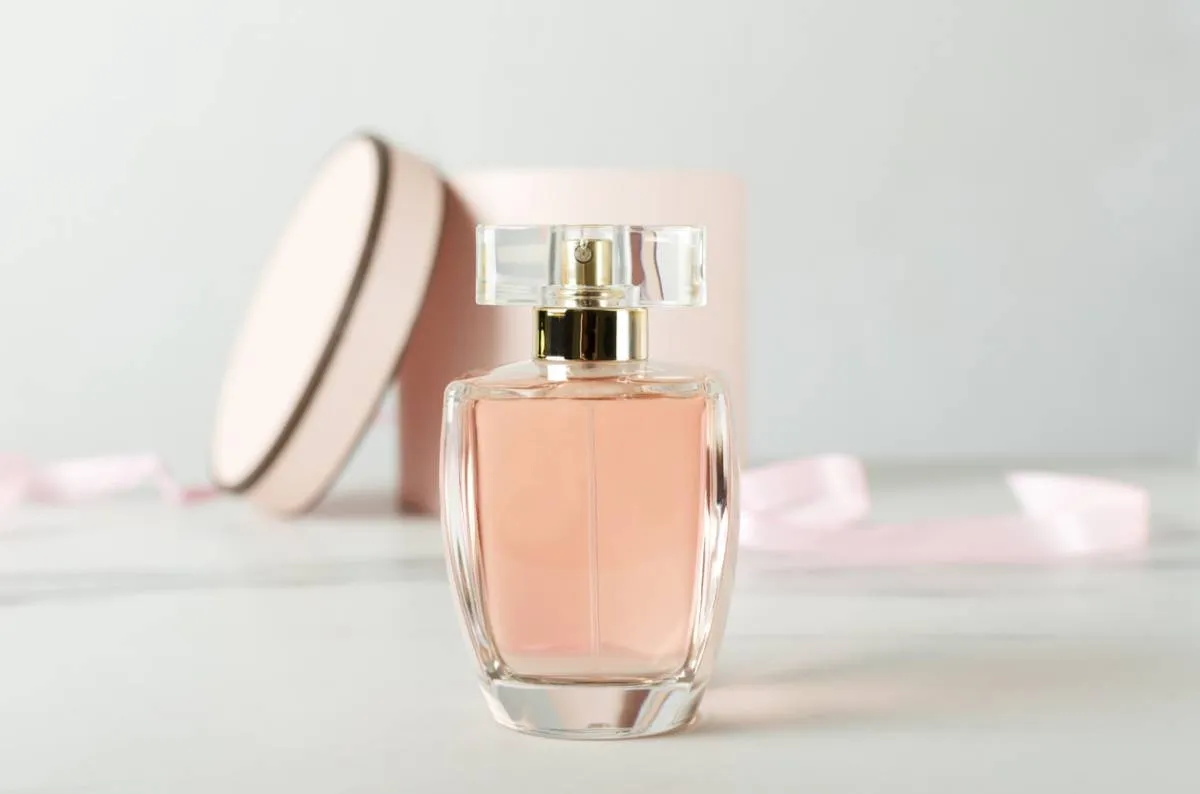 visu-distinguee-portee-parfum-flacon-allure_2026-04-26_22-50-06 visu-distinguee-portee-parfum-flacon-allure_2026-04-26_22-50-06