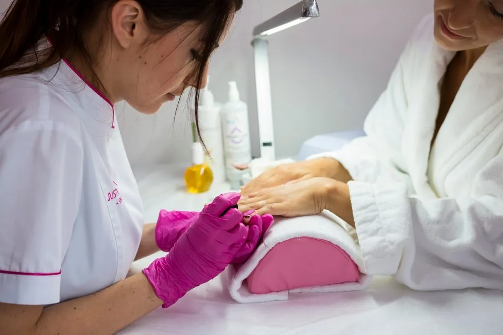 Astuce_beauté_:_comment_enlever_du_vernis_semi_permanent_? Astuce_beauté_:_comment_enlever_du_vernis_semi_permanent_?