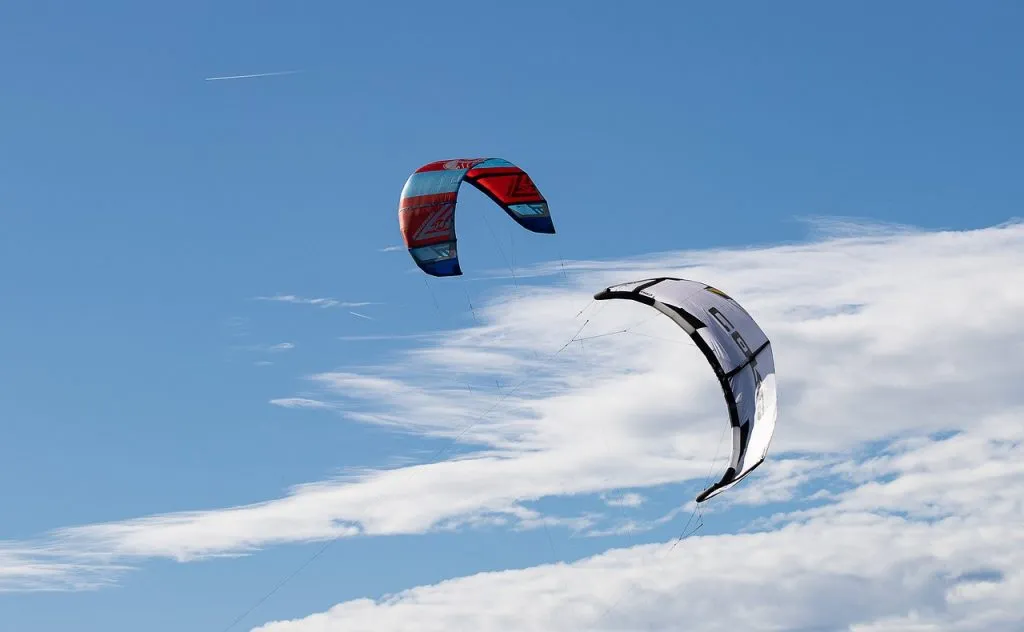Wingsurf_et_kitesurf_:_Les_différences_entre_ces_deux_pratiques Wingsurf_et_kitesurf_:_Les_différences_entre_ces_deux_pratiques