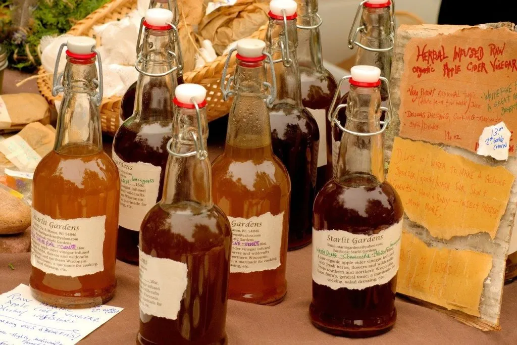 Macérât_vinaigré_:_plusieurs_recettes_simples_pour_ajouter_de_la_saveur Macérât_vinaigré_:_plusieurs_recettes_simples_pour_ajouter_de_la_saveur