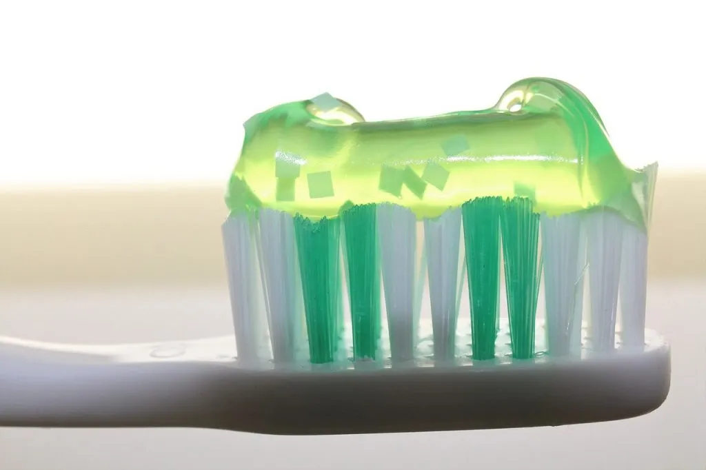 De_quoi_est_fait_le_dentifrice_et_comment_éviter_les_produits_chimiques_?