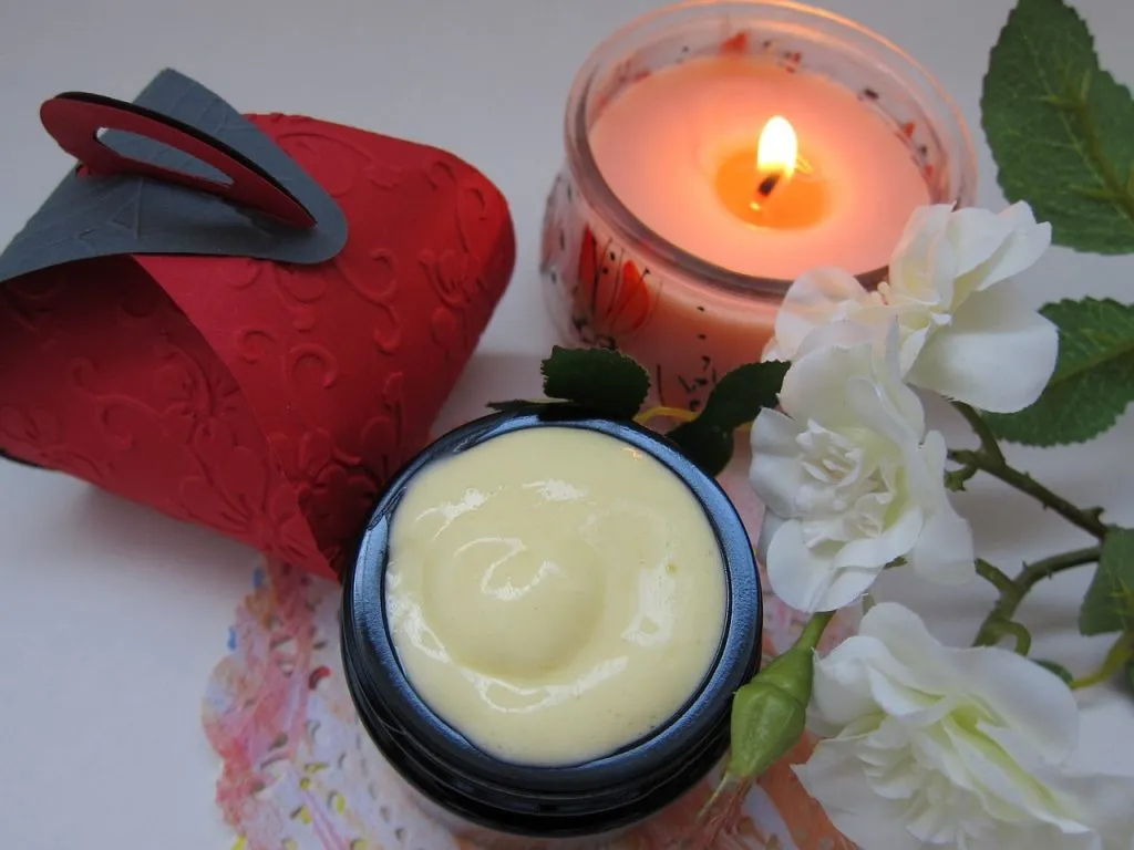 Lait_corporel_fait_maison_:_fabriqué_avec_des_ingrédients_naturels_simples Lait_corporel_fait_maison_:_fabriqué_avec_des_ingrédients_naturels_simples