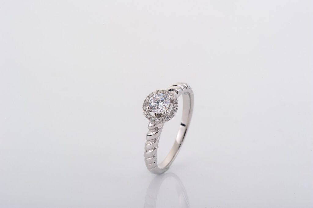 Un_solitaire_pour_symboliser_l_engagement_et_les_promesses_d_amour_éternel Un_solitaire_pour_symboliser_l_engagement_et_les_promesses_d_amour_éternel
