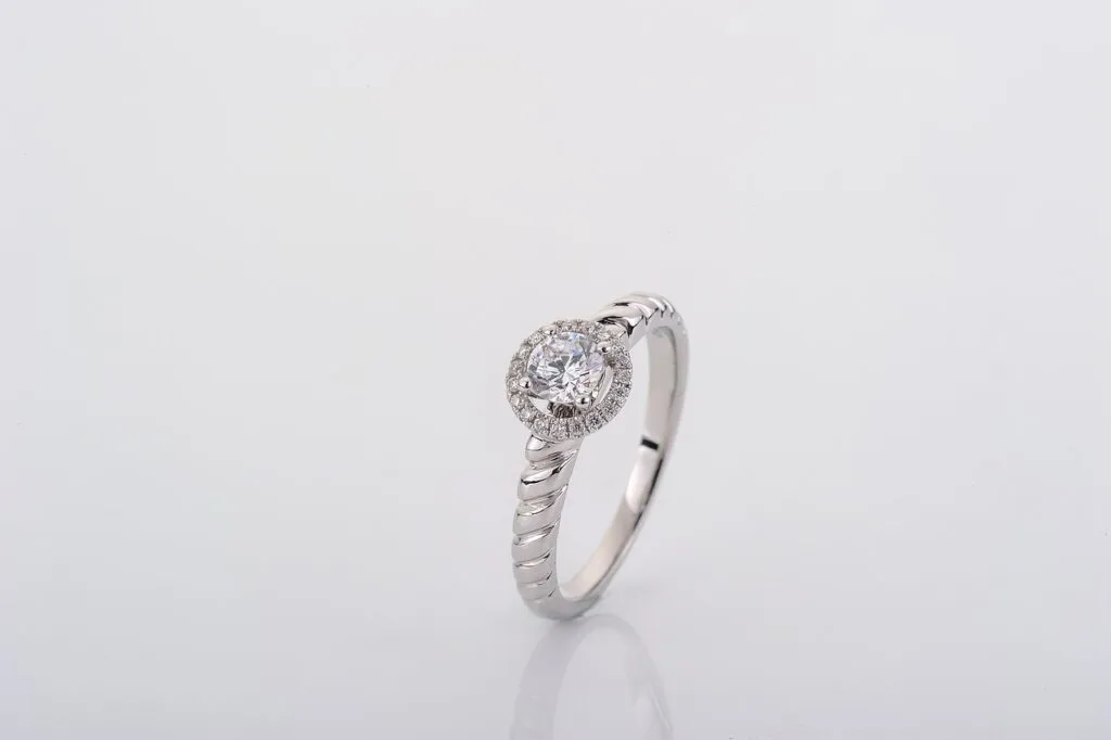 Un_solitaire_pour_symboliser_l_engagement_et_les_promesses_d_amour_éternel