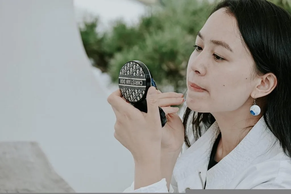 3_façons_très_simples_de_raccourcir_votre_routine_de_maquillage_quotidienne 3_façons_très_simples_de_raccourcir_votre_routine_de_maquillage_quotidienne