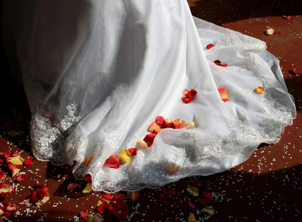 Guide_étape_par_étape_pour_attacher_efficacement_la_traîne_d_une_robe_de_mariée Guide_étape_par_étape_pour_attacher_efficacement_la_traîne_d_une_robe_de_mariée