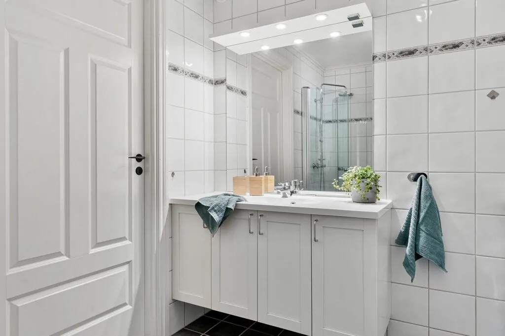 L_art_de_la_peinture_sur_carrelage_:_une_tendance_de_salle_de_bain_que_chaque_femme_devrait_essayer L_art_de_la_peinture_sur_carrelage_:_une_tendance_de_salle_de_bain_que_chaque_femme_devrait_essayer