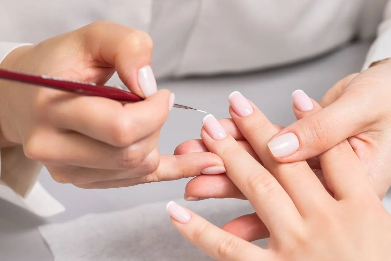 pose de faux ongles en gel