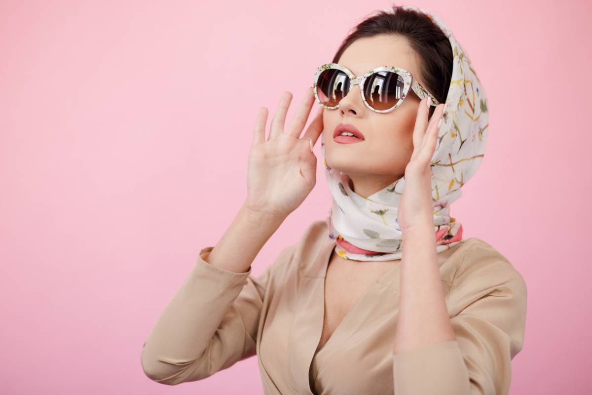Comment porter un foulard de soie pour styliser votre coiffure