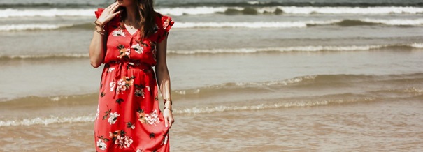 jeune femme en robe rouge sur la plage