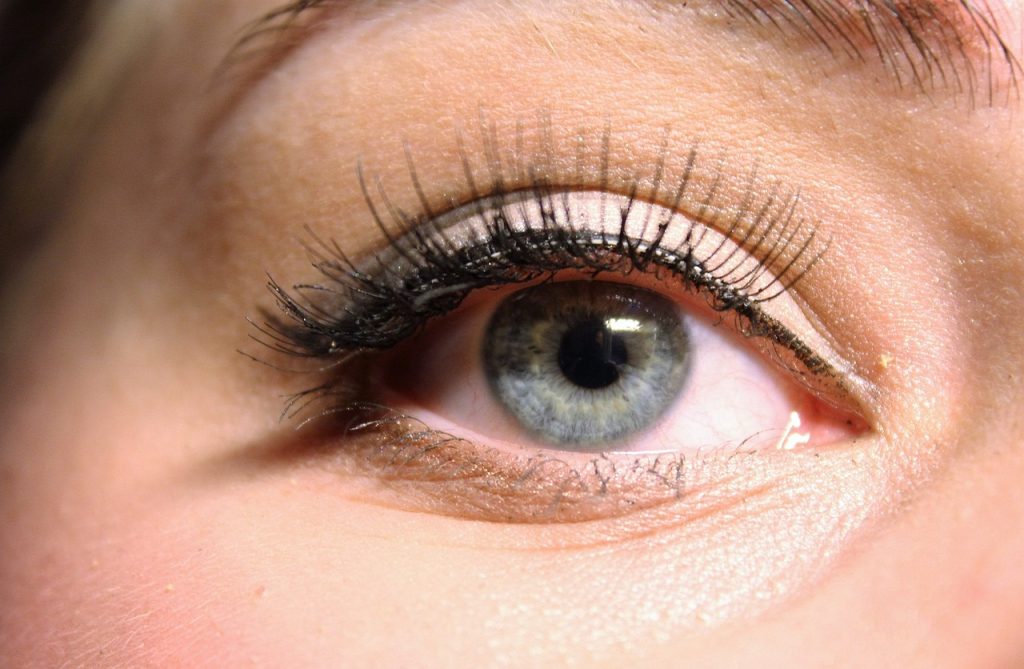 Comment poser des faux cils ?