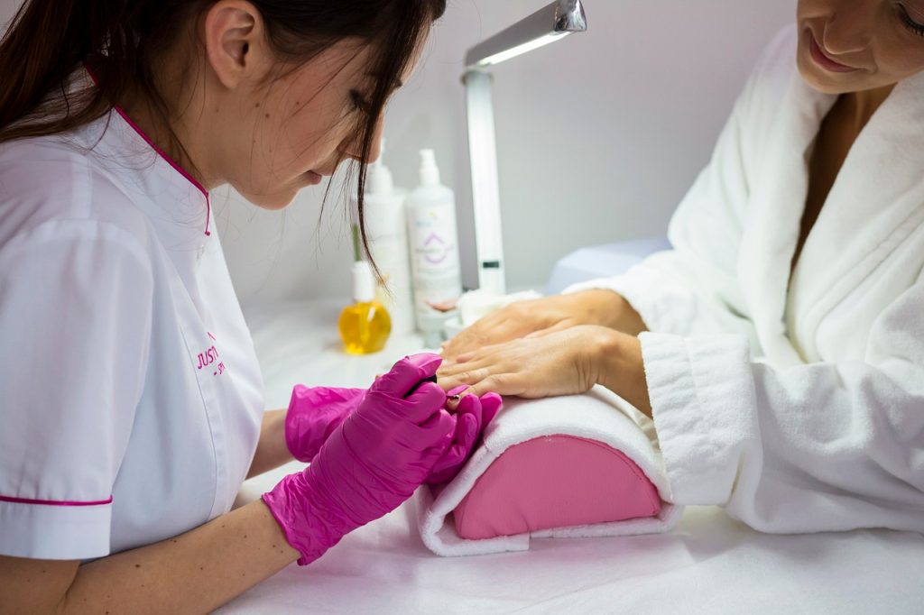 Astuce_beauté_:_comment_enlever_du_vernis_semi_permanent_?