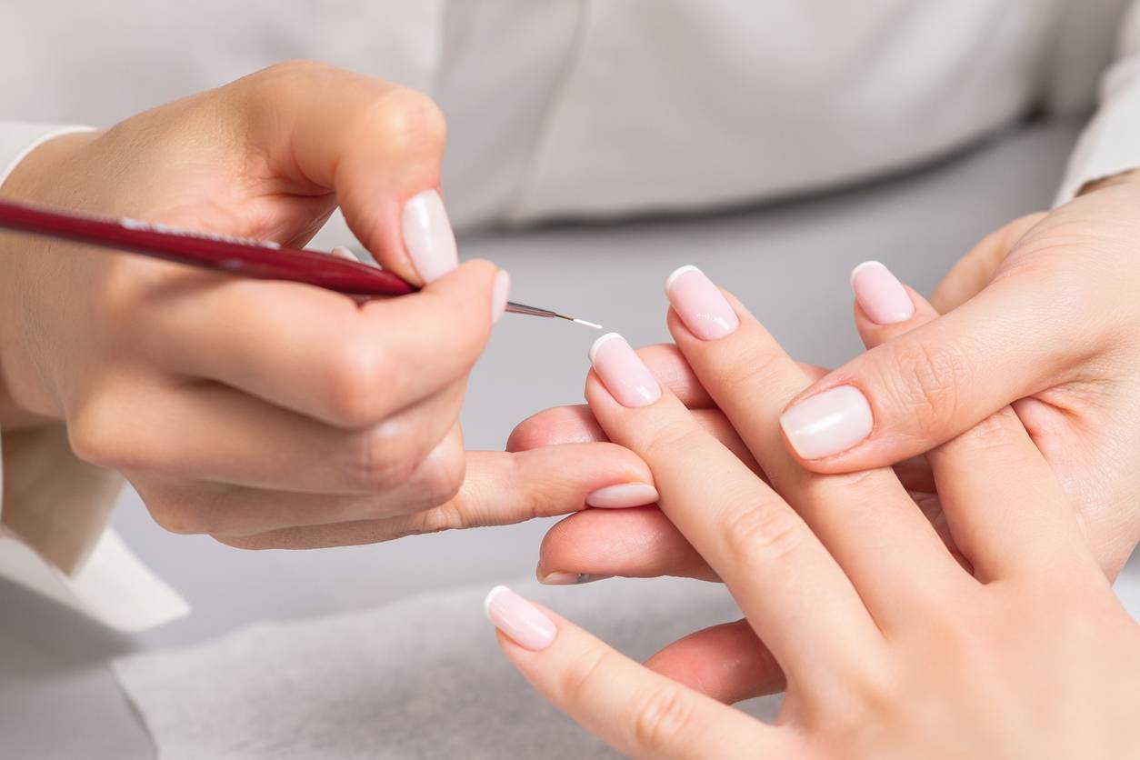 pose de faux ongles en gel