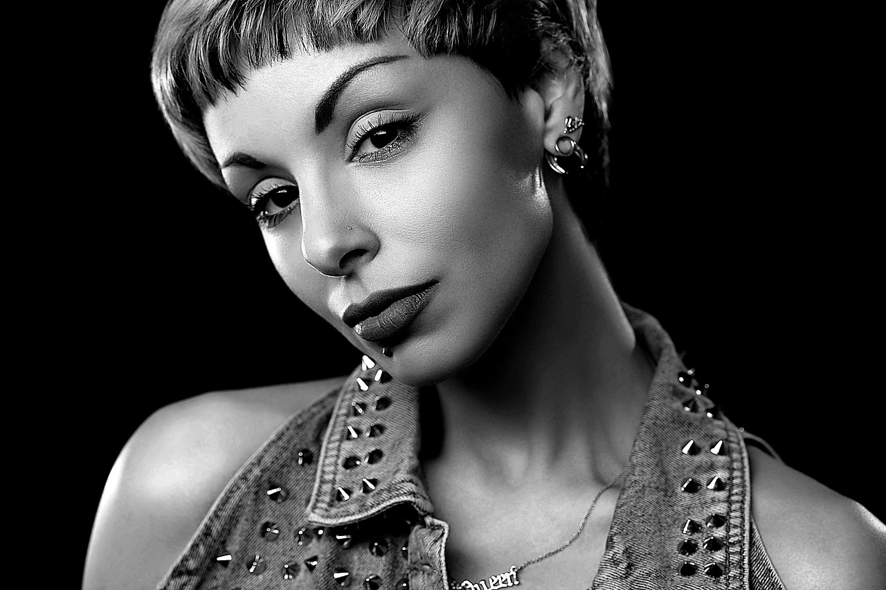 5_idées_de_mèches_de_cheveux_pour_élever_votre_style_gris_blanc_à_un_niveau_supérieur