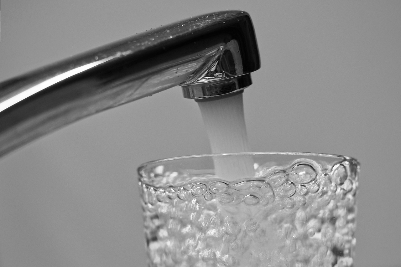 Les_bienfaits_de_l’eau_pure_pour_la_peau_et_les_cheveux_:_pourquoi_investir_dans_une_pompe_à_eau_?