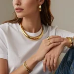 Mode : Comment transformer une tenue basique avec des bijoux de créateurs ?