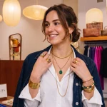 Mode : Comment transformer une tenue basique avec des bijoux de créateurs ?